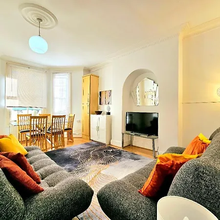 Spacious & Cosy 2 Bedroom Home Plus 2 Sofa-Beds With Private Entrance And Back Patio, 3 Min Walk To Earl'S Court Station